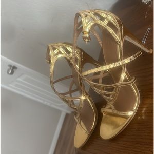 Zapatilla color dorada talla 7